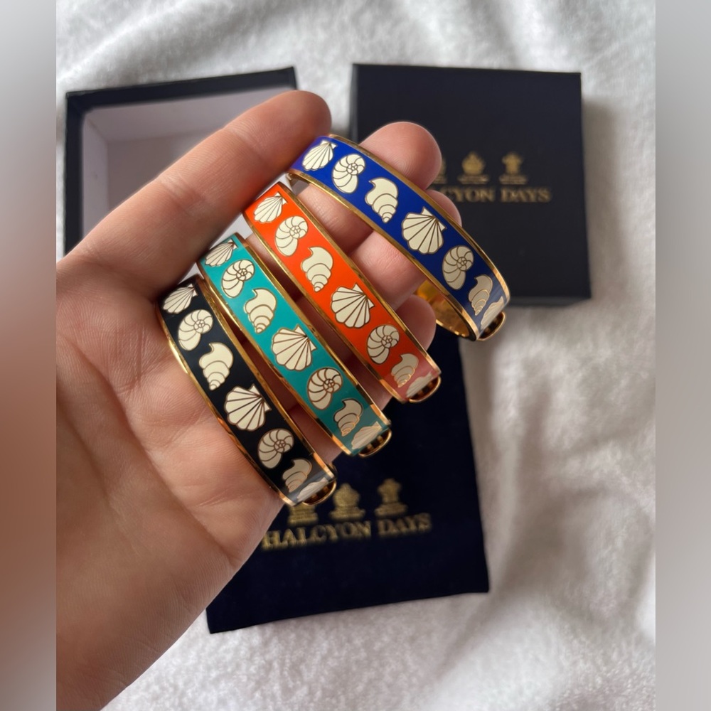 (ONE) Halcyon Days Enamel Shell Bangle Bracelet ONE ONLY